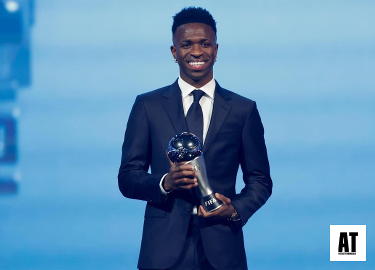 Vinícius Júnior recibiendo el Premio The Best de la FIFA como mejor futbolista del mundo.